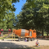 Bild vom Spielplatz anzeigen.