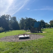 Bild vom Spielplatz anzeigen.