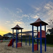 Bild vom Spielplatz anzeigen.