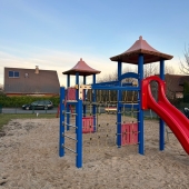Bild vom Spielplatz anzeigen.