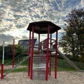 Bild vom Spielplatz anzeigen.