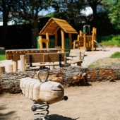 Bild vom Spielplatz anzeigen.