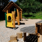 Bild vom Spielplatz anzeigen.