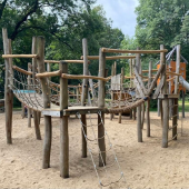 Bild vom Spielplatz anzeigen.