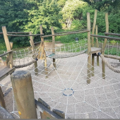 Bild vom Spielplatz anzeigen.