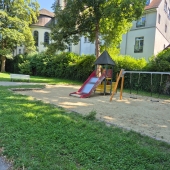 Bild vom Spielplatz anzeigen.