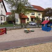 Bild vom Spielplatz anzeigen.
