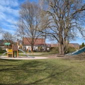 Bild vom Spielplatz anzeigen.