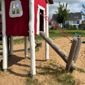 Bild vom Spielplatz anzeigen.