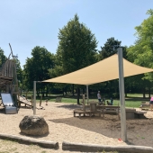 Bild vom Spielplatz anzeigen.