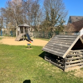 Bild vom Spielplatz anzeigen.
