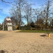 Bild vom Spielplatz anzeigen.