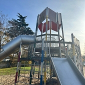 Bild vom Spielplatz anzeigen.