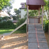 Bild vom Spielplatz anzeigen.