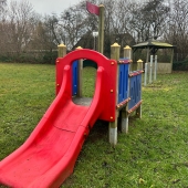 Bild vom Spielplatz anzeigen.