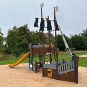 Bild vom Spielplatz anzeigen.