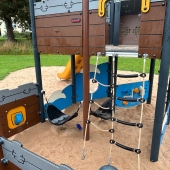 Bild vom Spielplatz anzeigen.