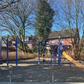 Bild vom Spielplatz anzeigen.