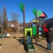 Bild vom Spielplatz anzeigen.