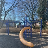 Bild vom Spielplatz anzeigen.