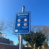 Bild vom Spielplatz anzeigen.