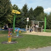 Bild vom Spielplatz anzeigen.