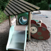 Bild vom Spielplatz anzeigen.
