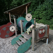 Bild vom Spielplatz anzeigen.
