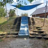 Bild vom Spielplatz anzeigen.