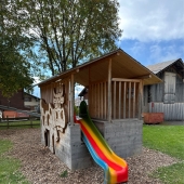 Bild vom Spielplatz anzeigen.