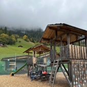 Bild vom Spielplatz anzeigen.