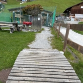 Bild vom Spielplatz anzeigen.