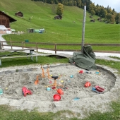 Bild vom Spielplatz anzeigen.