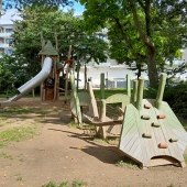 Bild vom Spielplatz anzeigen.