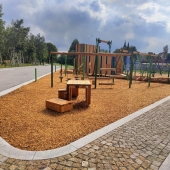 Bild vom Spielplatz anzeigen.