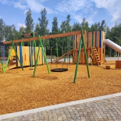 Bild vom Spielplatz anzeigen.
