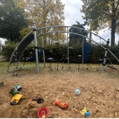 Bild vom Spielplatz anzeigen.