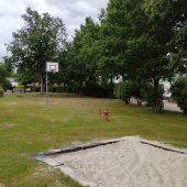 Bild vom Spielplatz anzeigen.