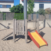 Bild vom Spielplatz anzeigen.