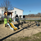 Bild vom Spielplatz anzeigen.