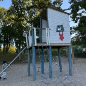 Bild vom Spielplatz anzeigen.