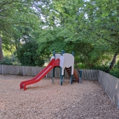 Bild vom Spielplatz anzeigen.