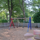 Bild vom Spielplatz anzeigen.