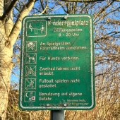 Bild vom Spielplatz anzeigen.