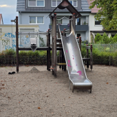 Bild vom Spielplatz anzeigen.