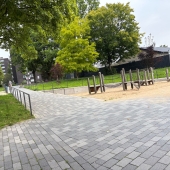 Bild vom Spielplatz anzeigen.