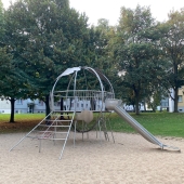Bild vom Spielplatz anzeigen.