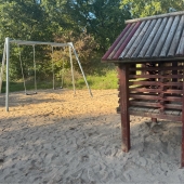 Bild vom Spielplatz anzeigen.