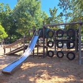 Bild vom Spielplatz anzeigen.