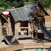 Bild vom Spielplatz anzeigen.
